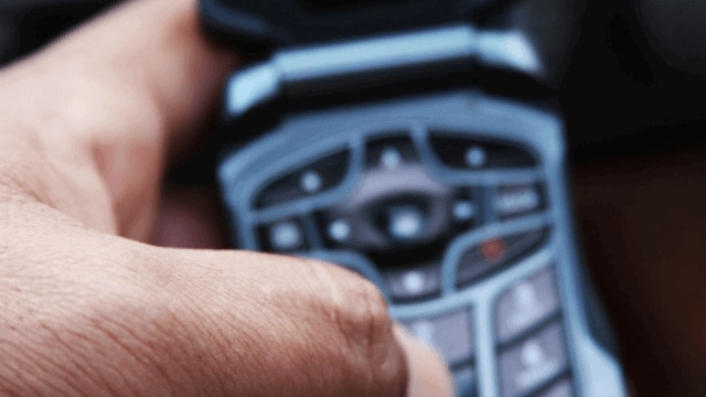 Günümüz Çocuklarına Hiçbir Anlam İfade Etmeyen Zamanının 10 Muhteşem Teknoloji Ürünü-Tuşlu Telefonla Mesaj Yazmak